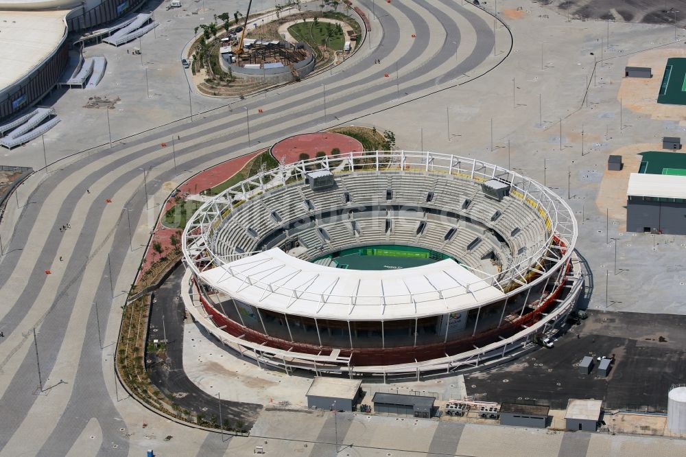 Rio de Janeiro aus der Vogelperspektive: Gebäude der Tennis- Arena mit grünem Spielfeld im Barra Olympic Park am Olympiapark vor den Sommerspielen der Spiele der XXXI. Olympiade in Rio de Janeiro in Rio de Janeiro, Brasilien