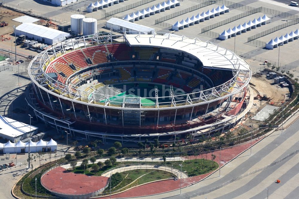 Luftbild Rio de Janeiro - Gebäude der Tennis- Arena mit grünem Spielfeld im Barra Olympic Park am Olympiapark vor den Sommerspielen der Spiele der XXXI. Olympiade in Rio de Janeiro in Rio de Janeiro, Brasilien