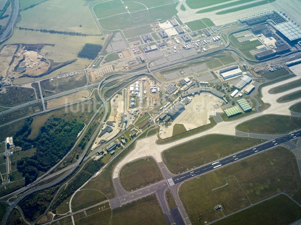 Schönefeld aus der Vogelperspektive: Gebäude und Terminals auf dem Gelände des Flughafen Berlin Brandenburg „Willy Brandt“ BER in Schönefeld im Bundesland Brandenburg