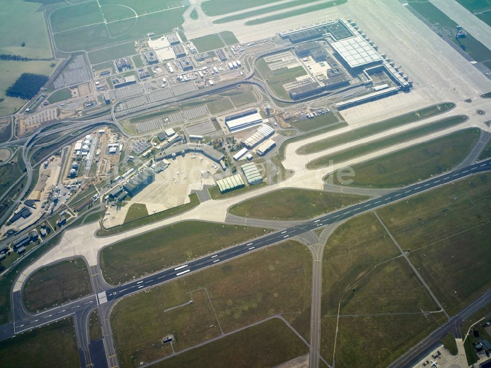 Luftbild Schönefeld - Gebäude und Terminals auf dem Gelände des Flughafen Berlin Brandenburg „Willy Brandt“ BER in Schönefeld im Bundesland Brandenburg