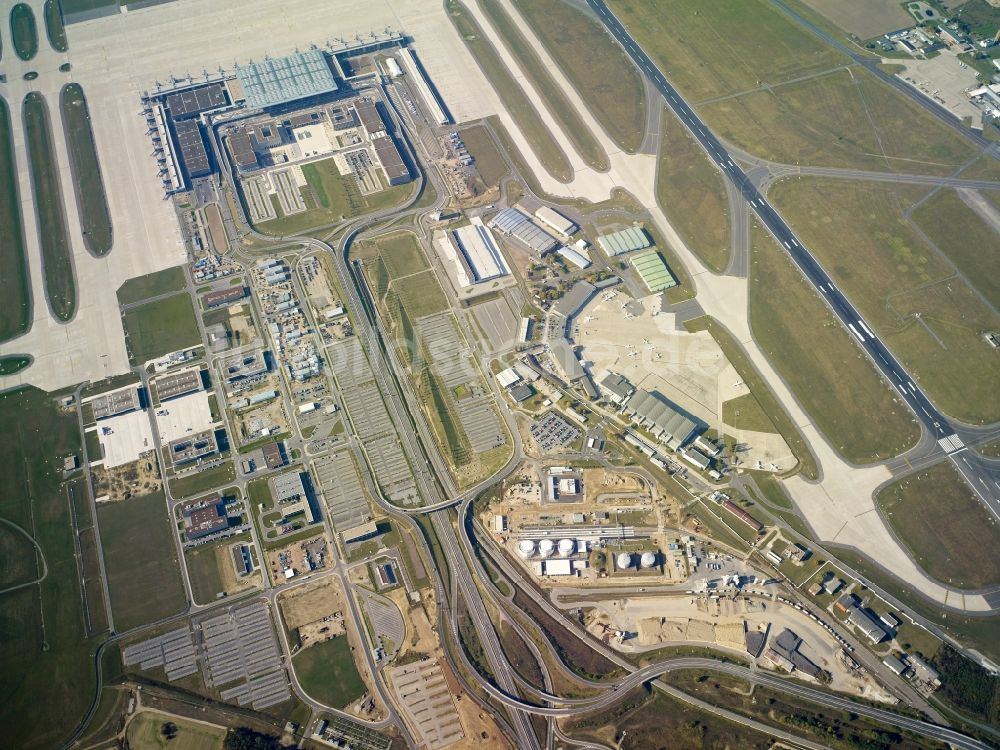 Luftaufnahme Schönefeld - Gebäude und Terminals auf dem Gelände des Flughafen in Schönefeld im Bundesland Brandenburg