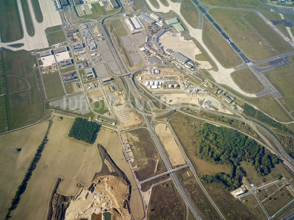 Schönefeld von oben - Gebäude und Terminals auf dem Gelände des Flughafen in Schönefeld im Bundesland Brandenburg