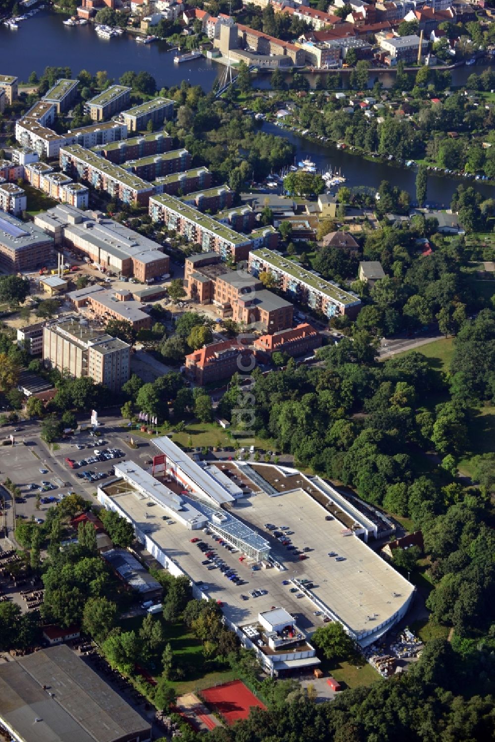 Luftaufnahme Berlin - Gebäude mit toom Baumarkt und Kaufland - Filiale in Berlin