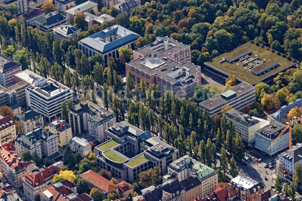 Luftbild München - Gebäude der Universität LMU im Bereich der Kreuzung Leopoldstraße und Giselastraße im Stadtteil Schwabing in München im Bundesland Bayern