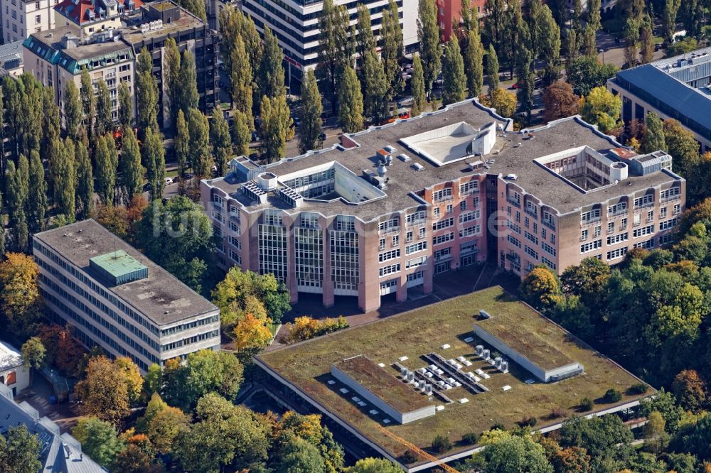 München von oben - Gebäude der Universität LMU im Bereich der Kreuzung Leopoldstraße und Giselastraße im Stadtteil Schwabing in München im Bundesland Bayern