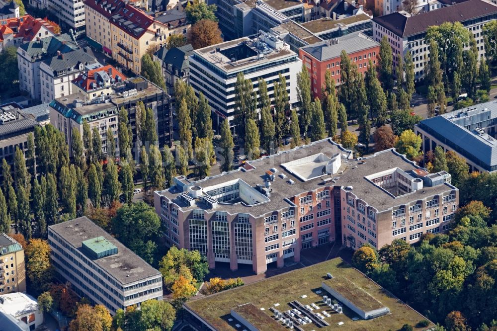 München aus der Vogelperspektive: Gebäude der Universität LMU im Bereich der Kreuzung Leopoldstraße und Giselastraße im Stadtteil Schwabing in München im Bundesland Bayern