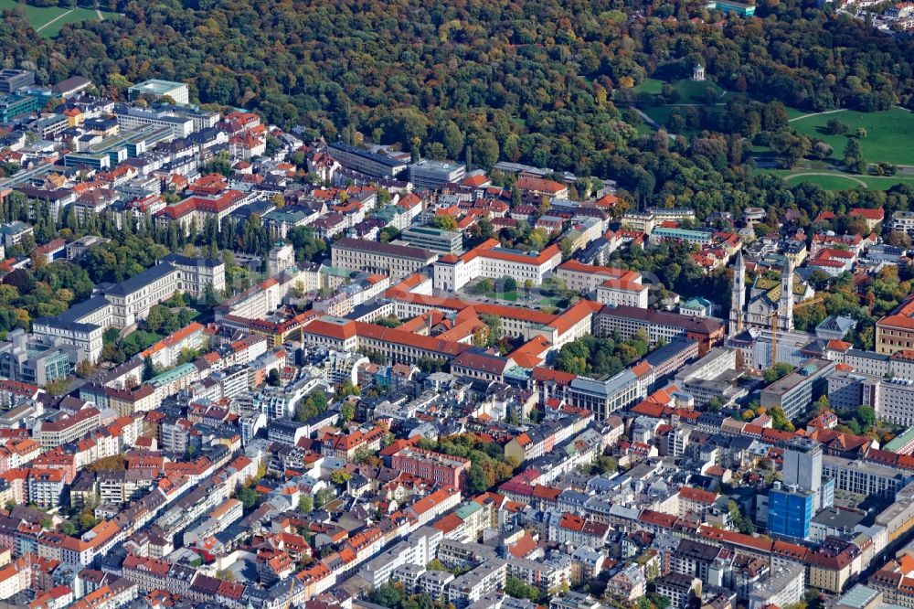 München aus der Vogelperspektive: Gebäude der Universität LMU am Geschwister-Scholl-Platz im Stadtteil Schwabing in München im Bundesland Bayern