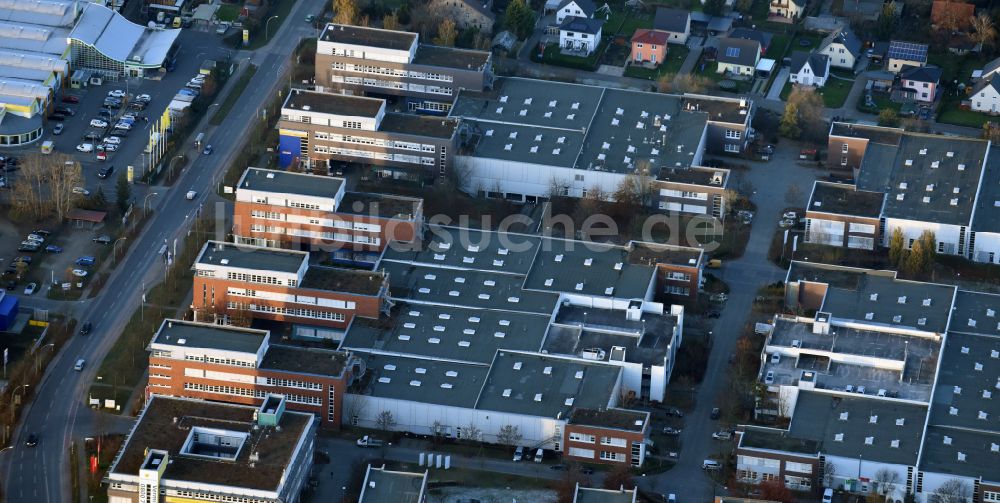 Berlin von oben - Gebäude der Unternehmen HVB Hoch-Vakuum-Beschichtungs GmbH, Schlau Handwerkermarkt, Ingenieurgesellschaft für Arbeits-, Brand-, Gesundheits- schutz Rainer Siebert GmbH in Berlin