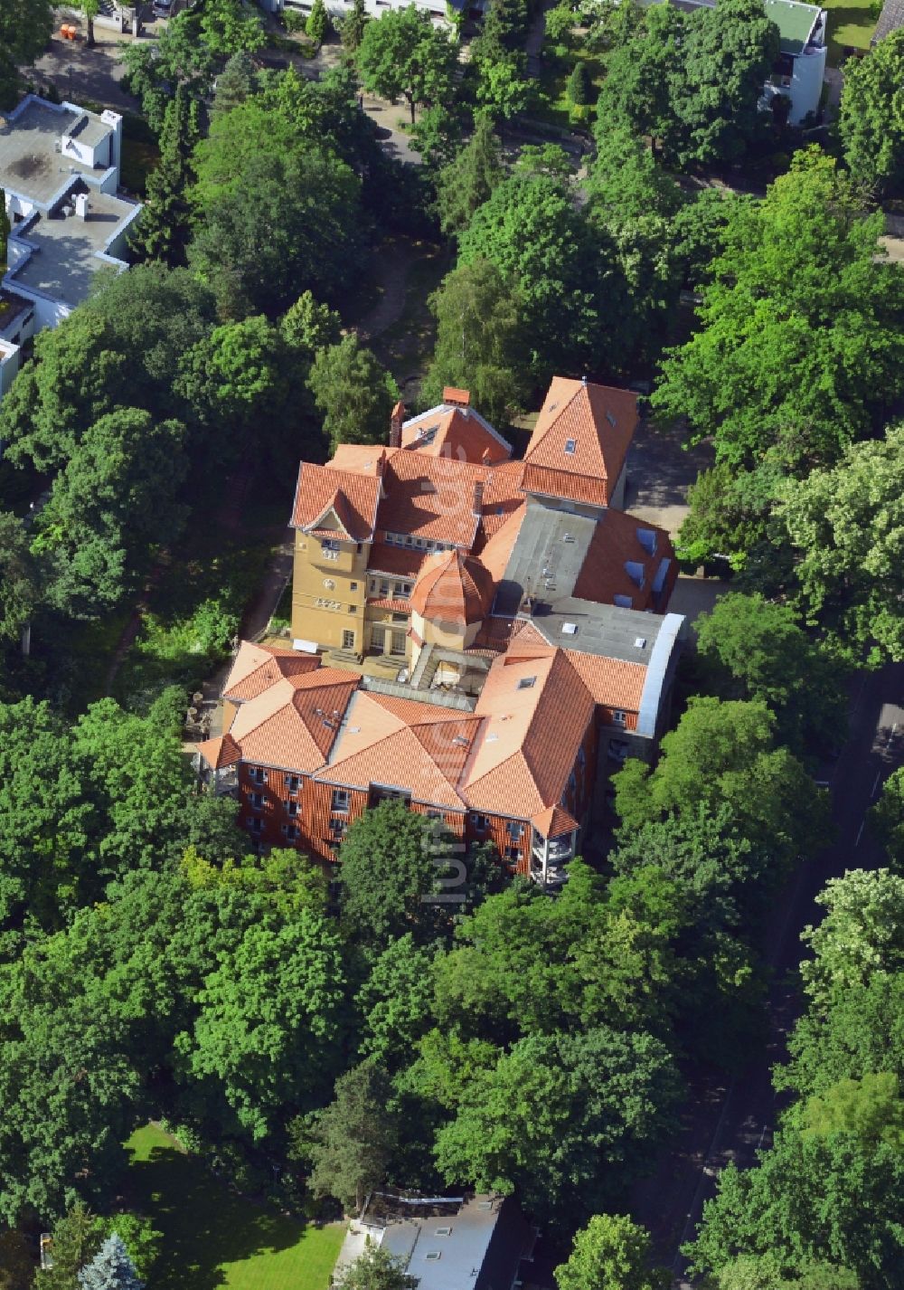 Berlin Grunewald von oben - Gebäude der Villa Walther am Ufer des Sees Herthasee in der Villenkolonie im Grunewald in Berlin