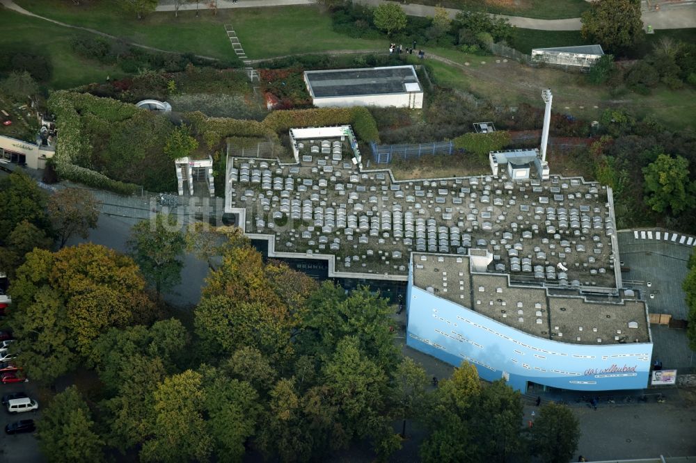 Berlin aus der Vogelperspektive: Gebäude des Wellenbads am Spreewaldplatz nahe Görlitzer Park in Berlin in Berlin