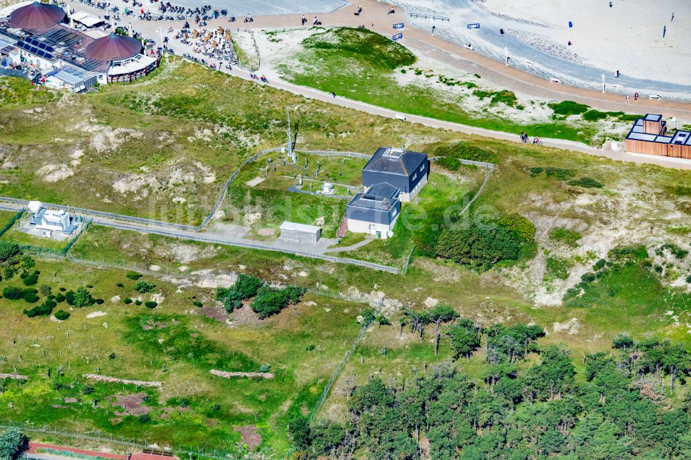 Norderney aus der Vogelperspektive: Gebäude der Wetterstation des DWD de Deutschen Wetterdienst am Nordstrand der Insel Norderney im Bundesland Niedersachsen, Deutschland