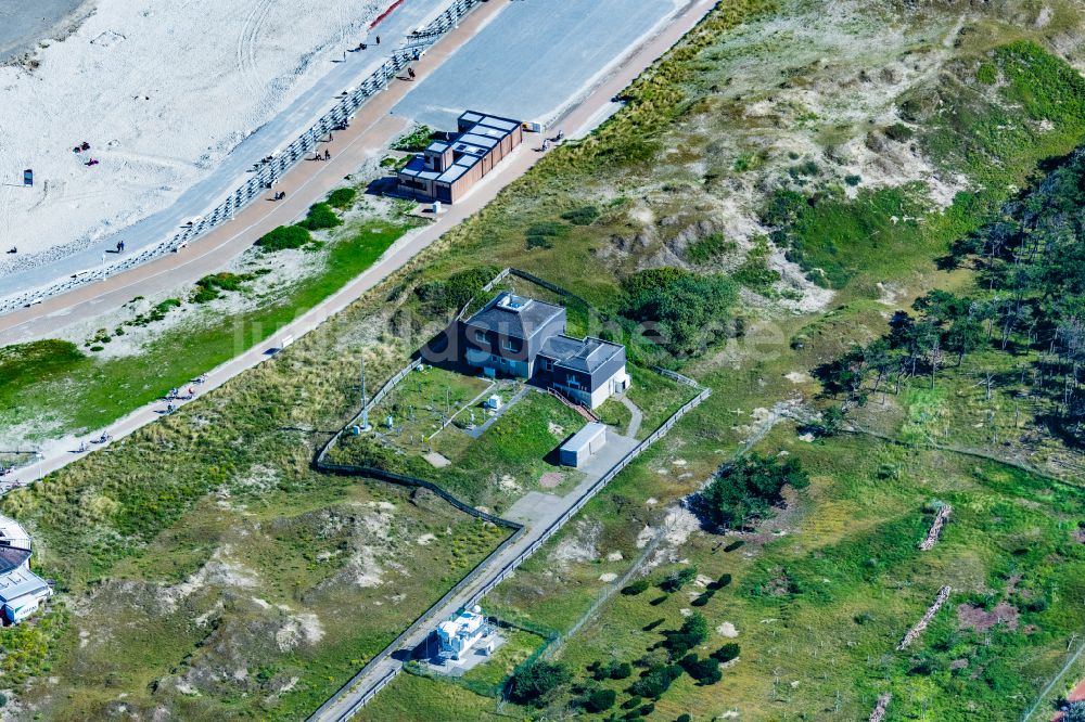 Norderney von oben - Gebäude der Wetterstation des DWD de Deutschen Wetterdienst am Nordstrand der Insel Norderney im Bundesland Niedersachsen, Deutschland