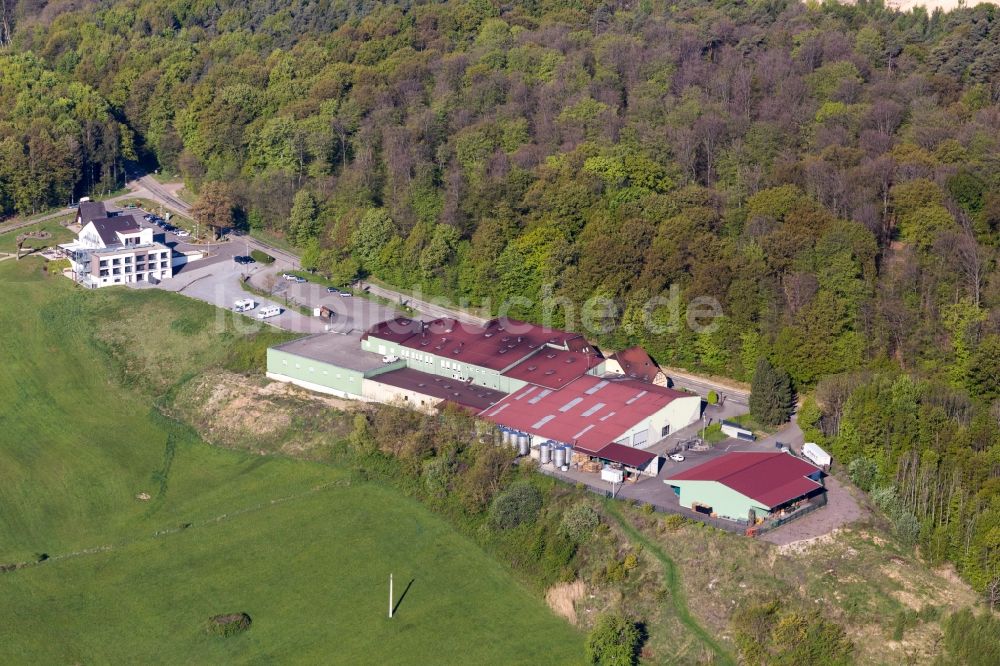 Rott aus der Vogelperspektive: Gebäude der Winzer-Genossenschaft Cave Vinicole de Cleebourg in Rott in Grand Est, Frankreich