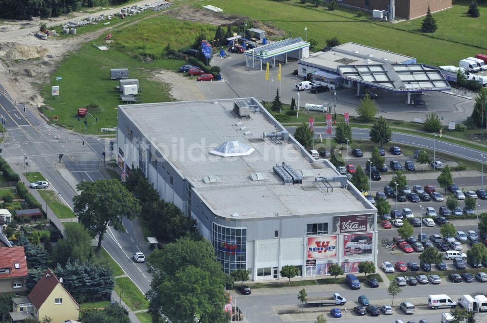 Bernau von oben - Gebäude der Wohnorama mit Lager- und Verkaufshalle und des VitaSpa Fitnessstudios in der Rüdnitzer Chaussee in Bernau bei Berlin