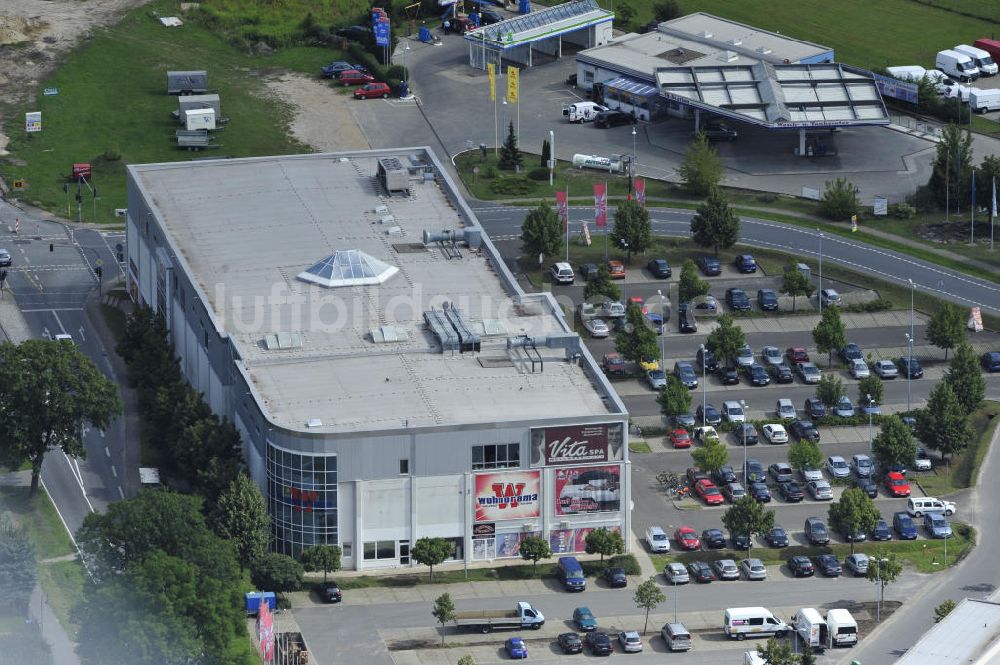 Bernau aus der Vogelperspektive: Gebäude der Wohnorama mit Lager- und Verkaufshalle und des VitaSpa Fitnessstudios in der Rüdnitzer Chaussee in Bernau bei Berlin