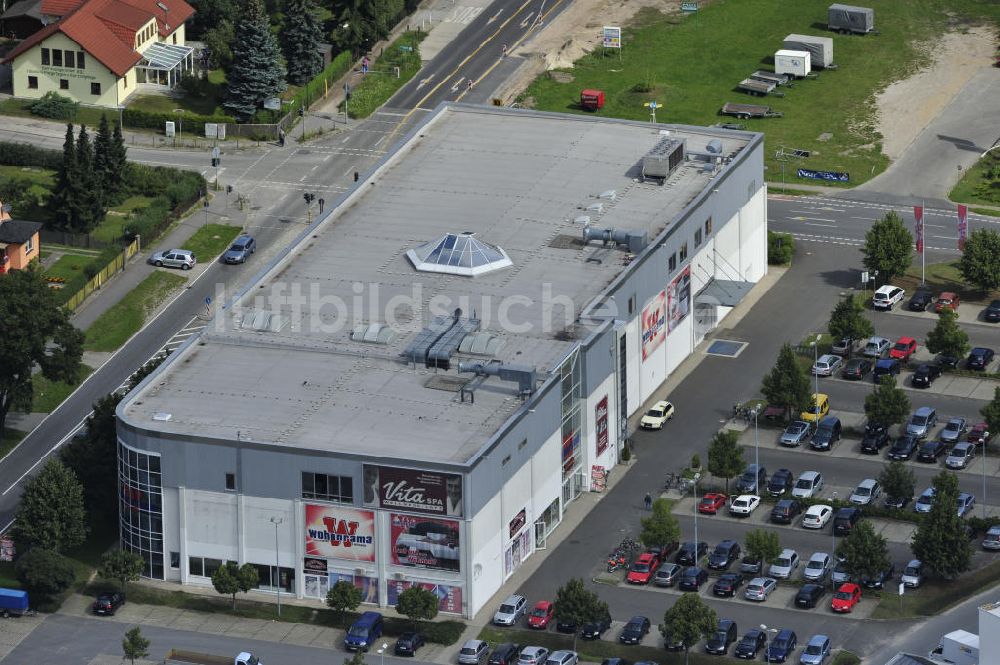 Luftbild Bernau - Gebäude der Wohnorama mit Lager- und Verkaufshalle und des VitaSpa Fitnessstudios in der Rüdnitzer Chaussee in Bernau bei Berlin