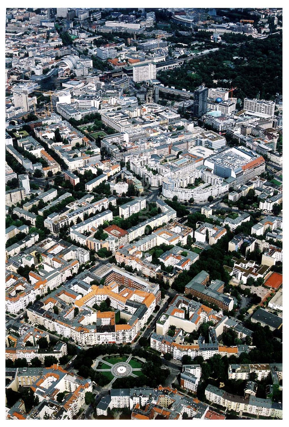 Berlin/ Charlottenburg von oben - Gebäudeensemble Ansbacher Carreé Vordergrund: Viktoria-Luise-Platz Hintergrund:Wittenbergplatz/KaDeWe, Gedächniskirche/Europa-Center Charlottenburg / Berlin