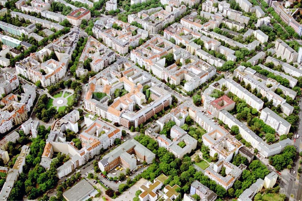 Berlin/ Charlottenburg aus der Vogelperspektive: Gebäudeensemble Ansbacher Carreé Vordergrund: Viktoria-Luise-Platz Hintergrund:Wittenbergplatz/KaDeWe, Gedächniskirche/Europa-Center Charlottenburg / Berlin