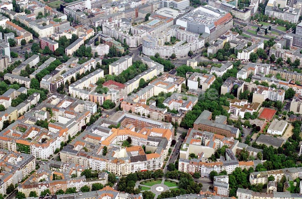 Luftaufnahme Berlin / Chralottenburg - Gebäudeensemble Ansbacher Carreé Vordergrund: Viktoria-Luise-Platz Hintergrund:Wittenbergplatz/KaDeWe, Gedächniskirche/Europa-Center Charlottenburg / Berlin