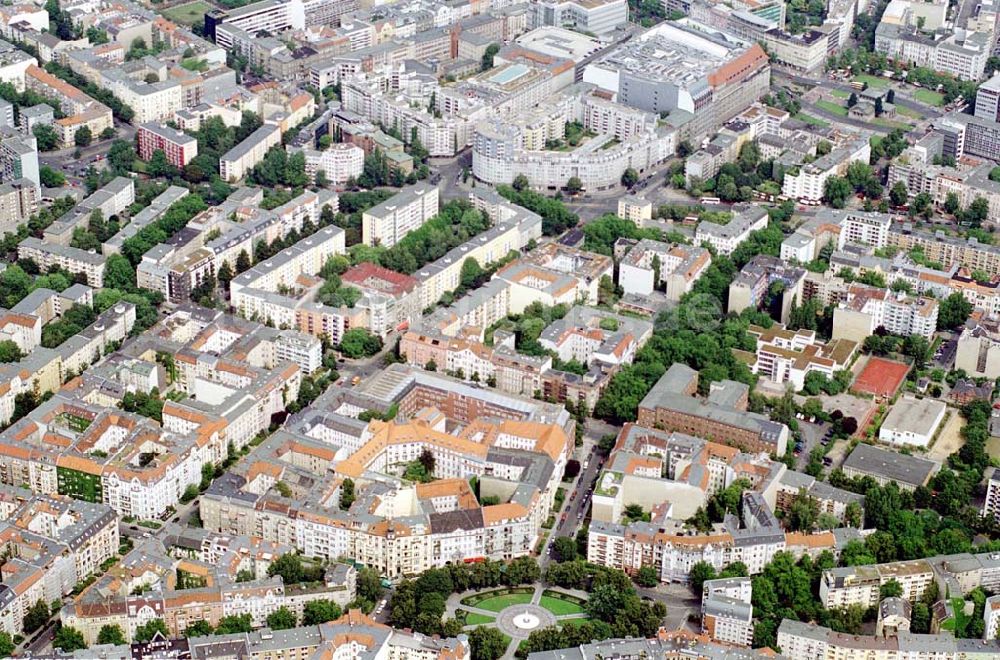 Berlin / Chralottenburg aus der Vogelperspektive: Gebäudeensemble Ansbacher Carreé Vordergrund: Viktoria-Luise-Platz Hintergrund:Wittenbergplatz/KaDeWe, Gedächniskirche/Europa-Center Charlottenburg / Berlin