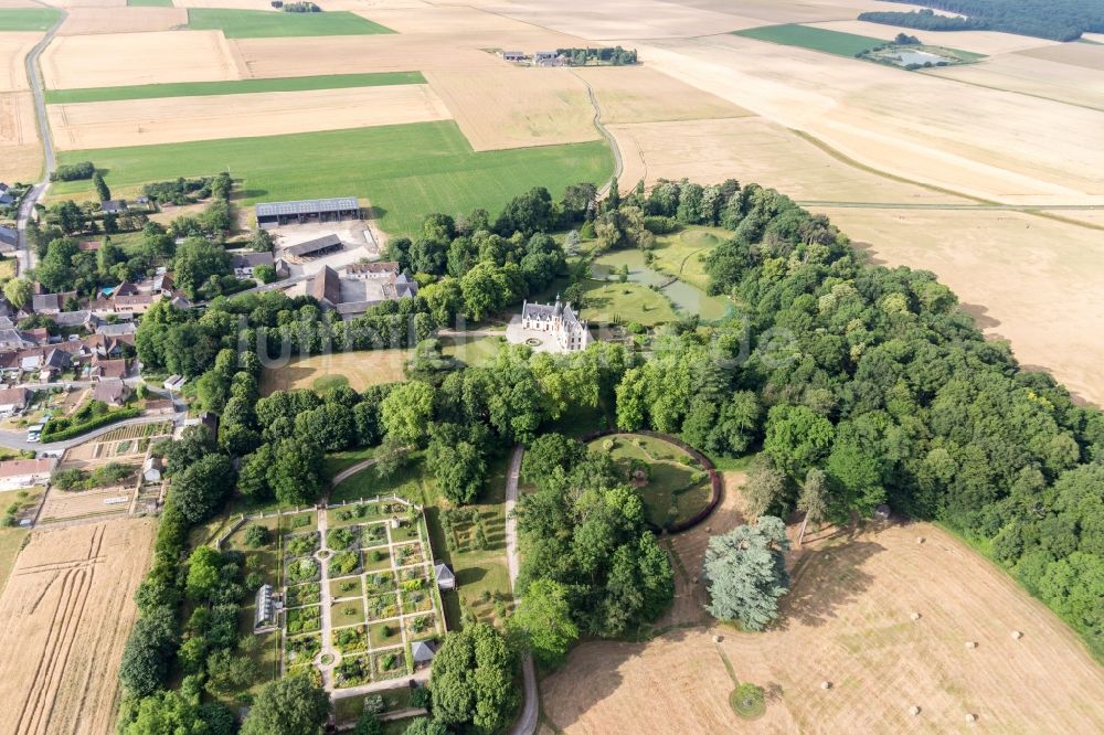 Saint-Cyr-du-Gault aus der Vogelperspektive: Gebäudek und Schloßpark vom Schloß in Saint-Cyr-du-Gault in Centre-Val de Loire, Frankreich