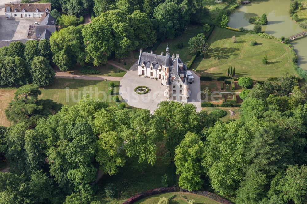 Luftbild Saint-Cyr-du-Gault - Gebäudek und Schloßpark vom Schloß in Saint-Cyr-du-Gault in Centre-Val de Loire, Frankreich