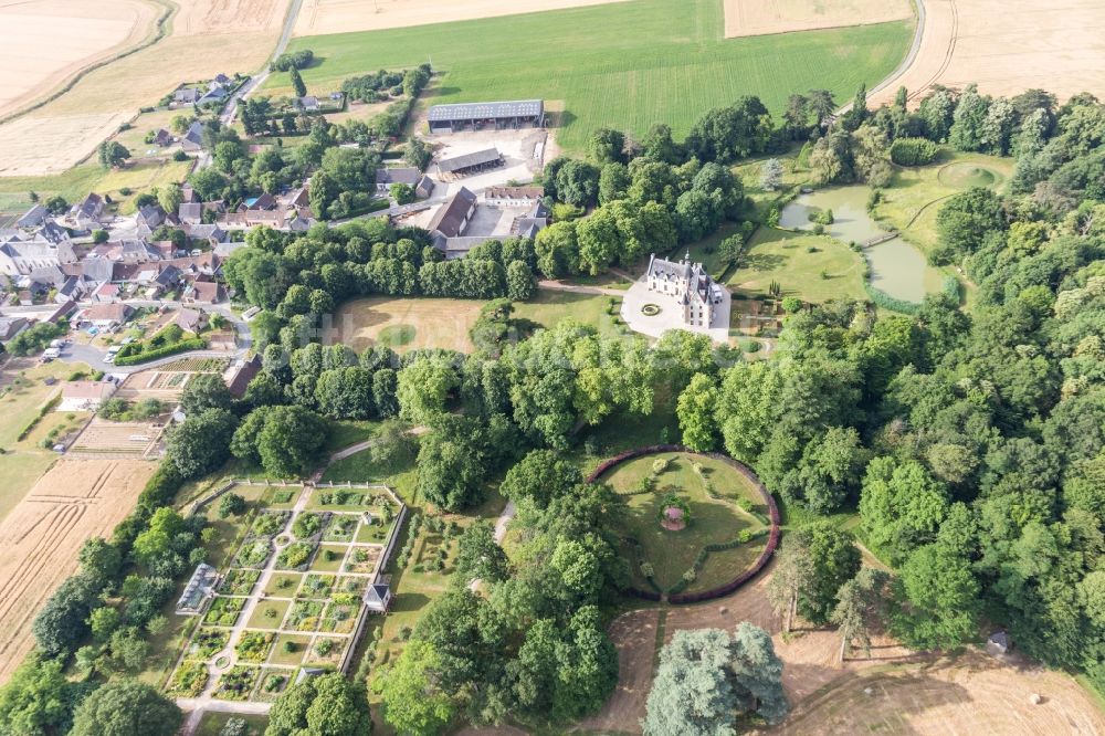 Luftaufnahme Saint-Cyr-du-Gault - Gebäudek und Schloßpark vom Schloß in Saint-Cyr-du-Gault in Centre-Val de Loire, Frankreich