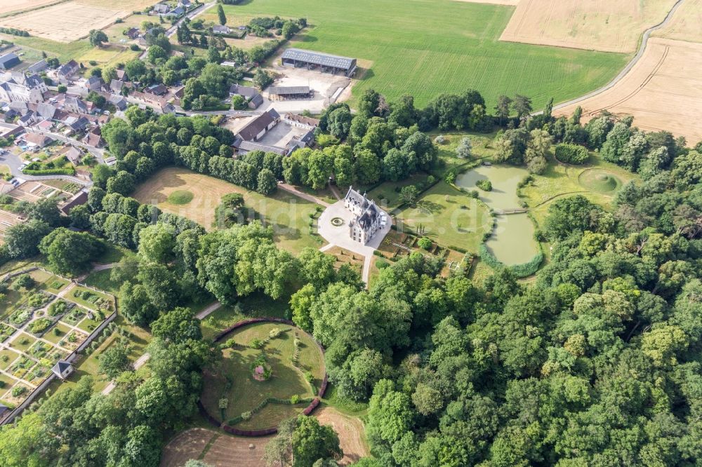 Saint-Cyr-du-Gault von oben - Gebäudek und Schloßpark vom Schloß in Saint-Cyr-du-Gault in Centre-Val de Loire, Frankreich