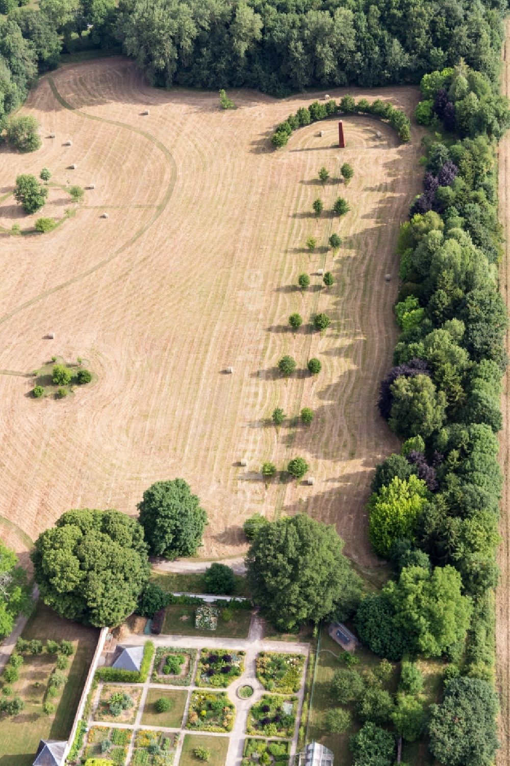 Saint-Cyr-du-Gault aus der Vogelperspektive: Gebäudek und Schloßpark vom Schloß in Saint-Cyr-du-Gault in Centre-Val de Loire, Frankreich