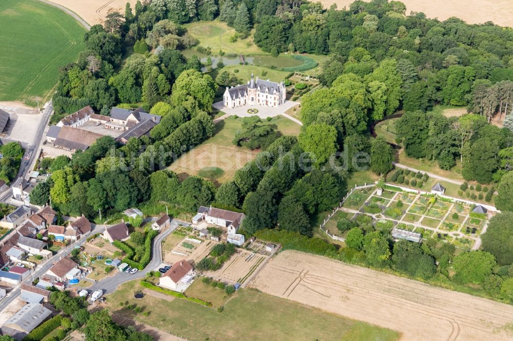 Luftbild Saint-Cyr-du-Gault - Gebäudek und Schloßpark vom Schloß in Saint-Cyr-du-Gault in Centre-Val de Loire, Frankreich