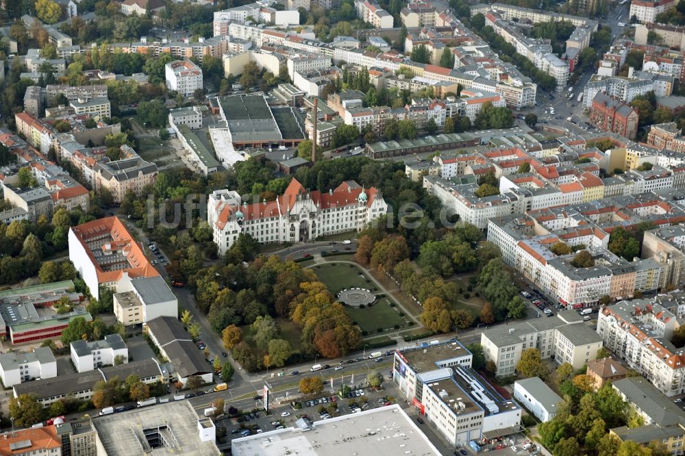 Berlin von oben - Gebäudekomplex des Amtsgerichtes im Park am Brunnenplatz im Stadtbezirk Wedding - Gericht in in Berlin