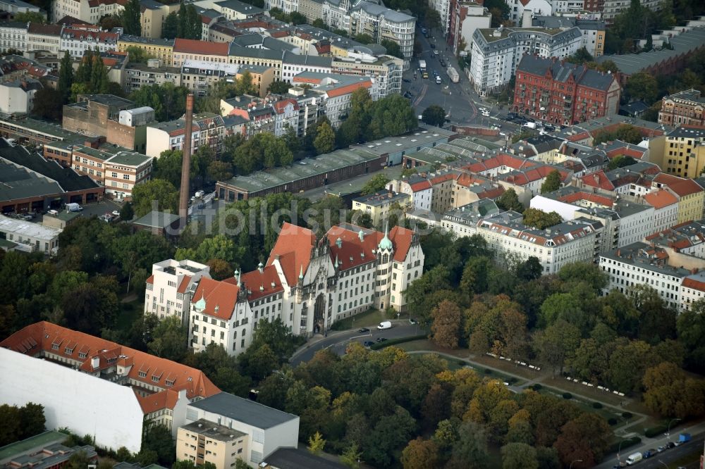 Berlin aus der Vogelperspektive: Gebäudekomplex des Amtsgerichtes im Park am Brunnenplatz im Stadtbezirk Wedding - Gericht in in Berlin