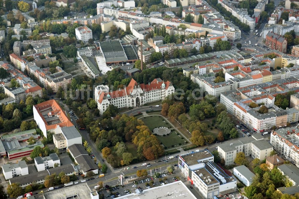 Berlin von oben - Gebäudekomplex des Amtsgerichtes im Park am Brunnenplatz im Stadtbezirk Wedding - Gericht in in Berlin