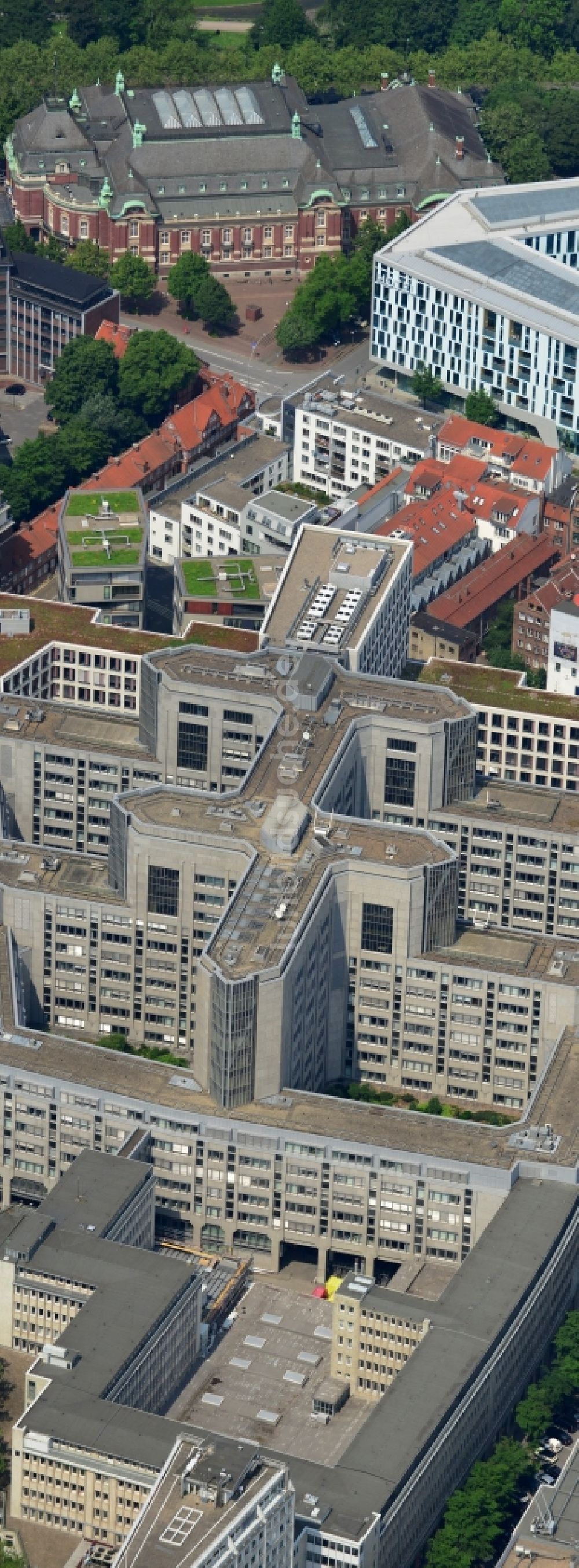 Hamburg von oben - Gebäudekomplex des Axel-Springer-Verlages und des Brahms Quartier an der Kaiser-Wilhelm-Straße Ecke Axel-Springer-Platz - Fuhlentwiete in Hamburg