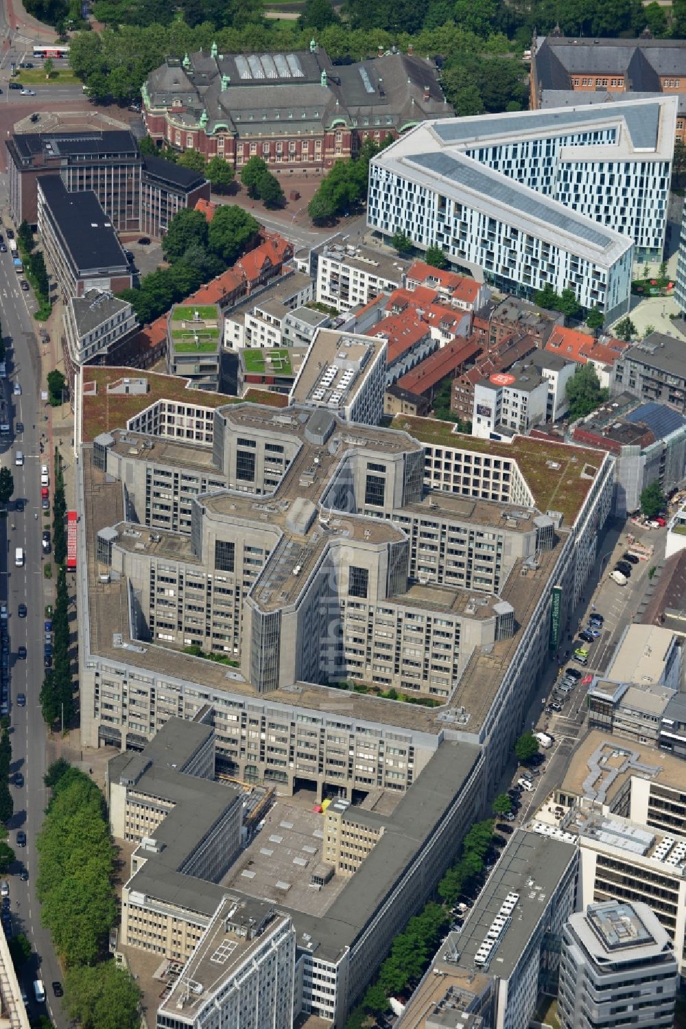 Hamburg aus der Vogelperspektive: Gebäudekomplex des Axel-Springer-Verlages und des Brahms Quartier an der Kaiser-Wilhelm-Straße Ecke Axel-Springer-Platz - Fuhlentwiete in Hamburg