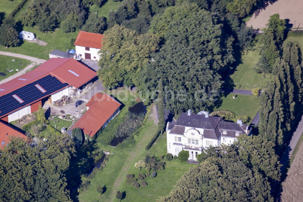 Wickrath-West aus der Vogelperspektive: Gebäudekomplex des Baudenkmales Priorshof in Wickrath-West im Bundesland Nordrhein-Westfalen, Deutschland