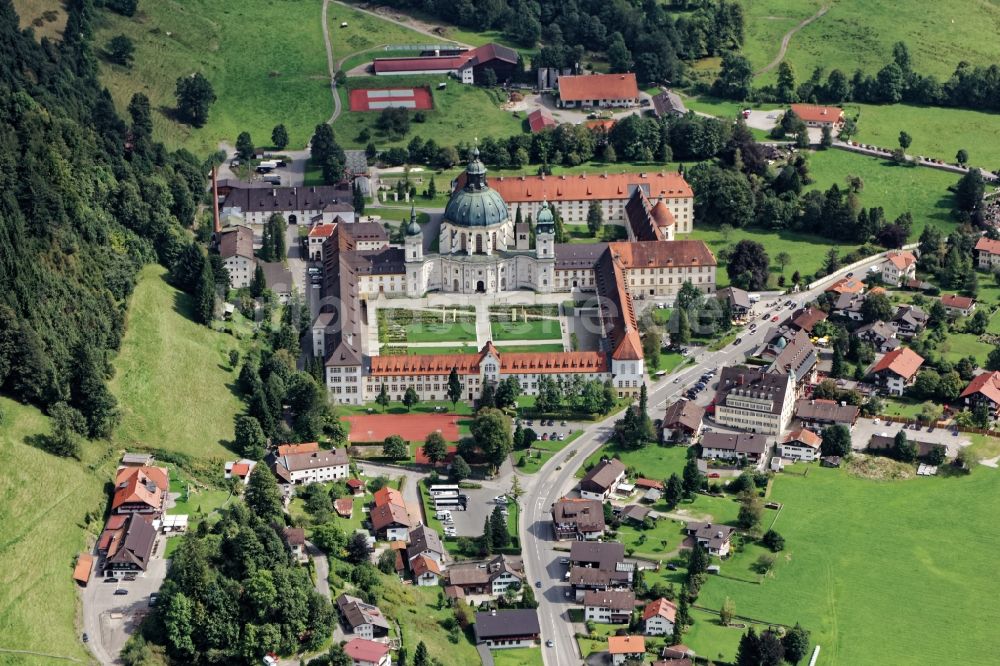 Luftaufnahme Ettal - Gebäudekomplex der Benediktinerabtei Kloster Ettal nahe Oberammergau im Bundesland Bayern