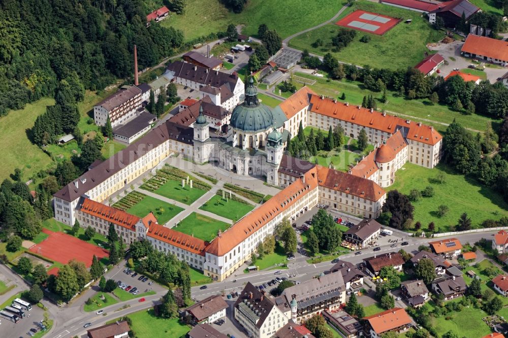 Ettal aus der Vogelperspektive: Gebäudekomplex der Benediktinerabtei Kloster Ettal nahe Oberammergau im Bundesland Bayern
