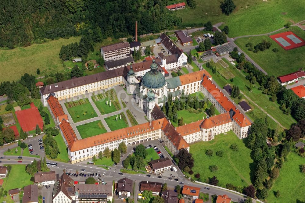 Ettal von oben - Gebäudekomplex der Benediktinerabtei Kloster Ettal nahe Oberammergau im Bundesland Bayern