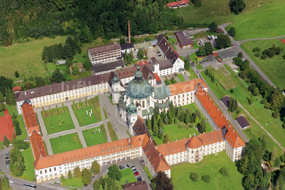 Ettal aus der Vogelperspektive: Gebäudekomplex der Benediktinerabtei Kloster Ettal nahe Oberammergau im Bundesland Bayern