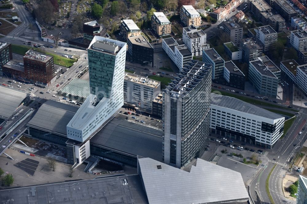 Lille von oben - Gebäudekomplex am und über dem Bahnhof Gare de Lille Europe für Eurostar und TGV Schnellzüge in Lille in Nord-Pas-de-Calais Picardie, Frankreich