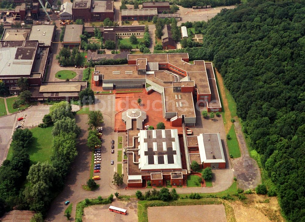 Bergkamen von oben - Gebäudekomplex der Berufsschule Bergberufsschule Ost, der heutigen TÜV NORD College GmbH - Berufskolleg Ost am Kleiweg in Bergkamen im Bundesland Nordrhein-Westfalen