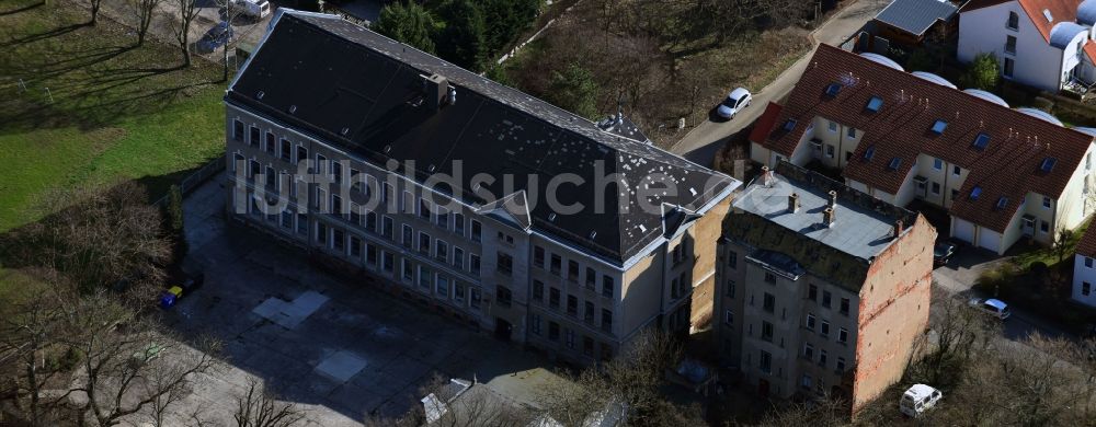 Leipzig von oben - Gebäudekomplex der Berufsschule Berufliches Schulzentrum 11 an der Zweenfurther Straße in Leipzig im Bundesland Sachsen