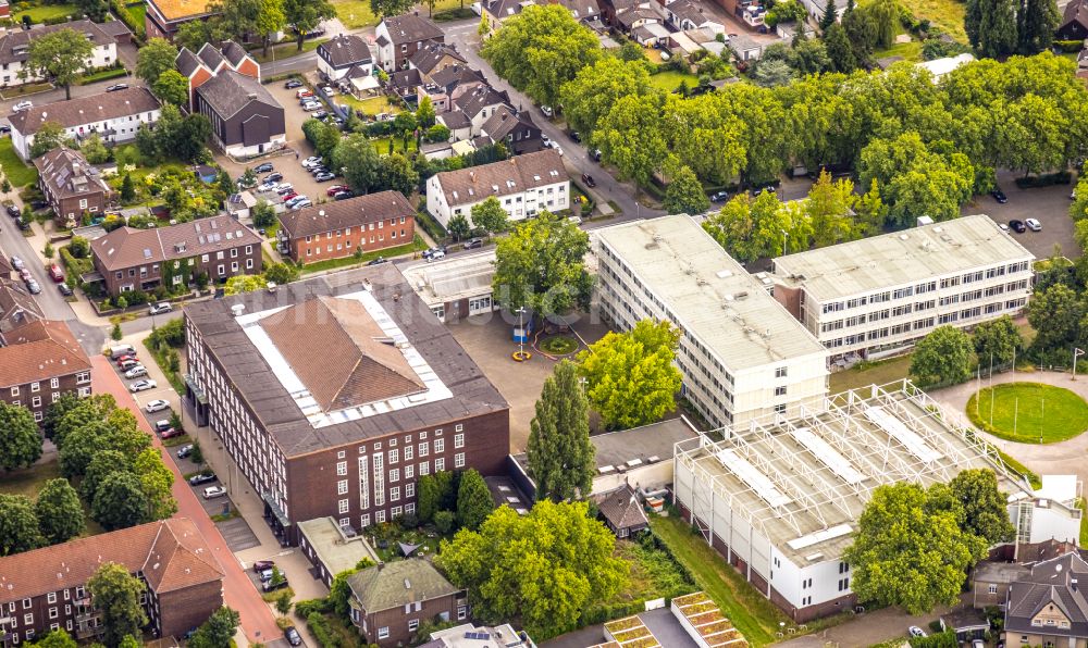 Bottrop aus der Vogelperspektive: Gebäudekomplex der Berufsschule Berufskolleg der Stadt Bottrop An der Berufsschule - Gladbecker Straße im Ortsteil Stadtmitte in Bottrop im Bundesland Nordrhein-Westfalen, Deutschland