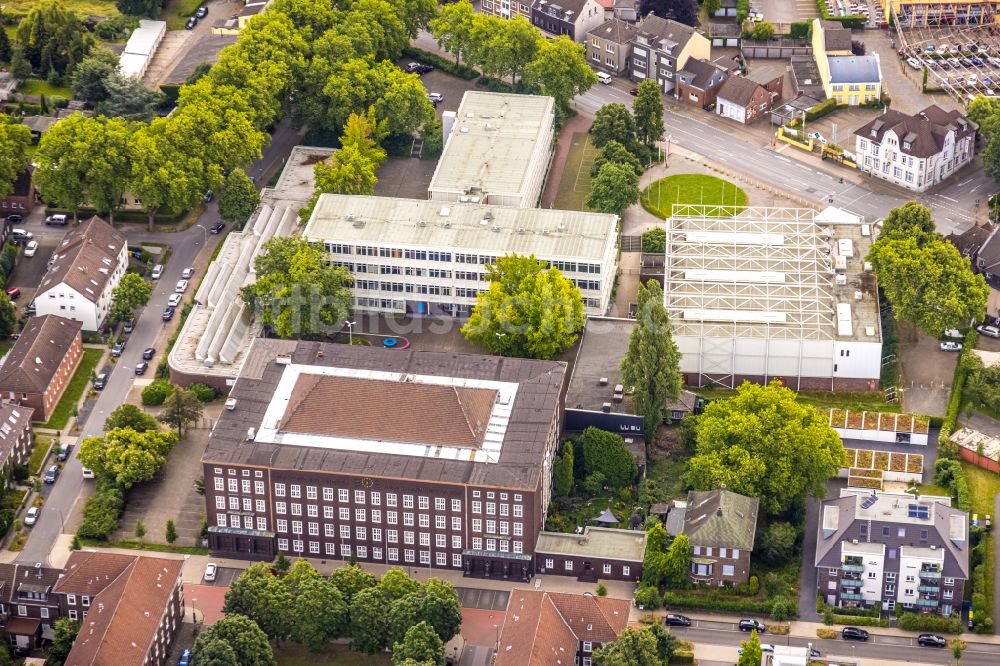 Bottrop aus der Vogelperspektive: Gebäudekomplex der Berufsschule Berufskolleg der Stadt Bottrop An der Berufsschule - Gladbecker Straße im Ortsteil Stadtmitte in Bottrop im Bundesland Nordrhein-Westfalen, Deutschland