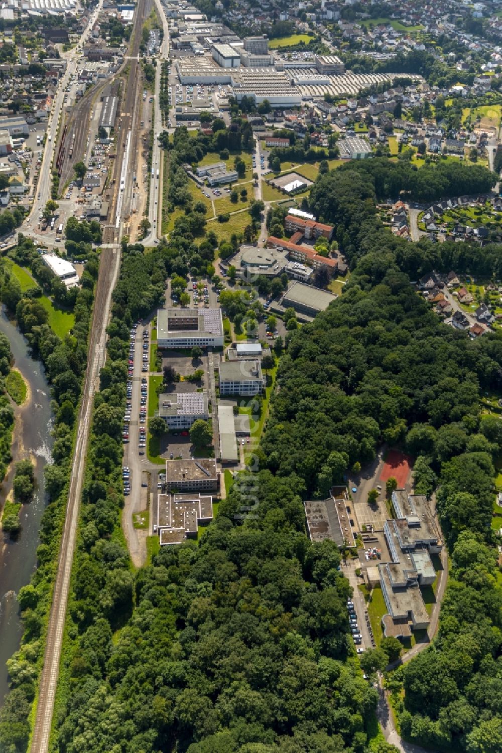 Arnsberg aus der Vogelperspektive: Gebäudekomplex der Berufsschule Berufskolleg f. Wirtschaft u. Verwaltung HSK in Arnsberg im Bundesland Nordrhein-Westfalen, Deutschland