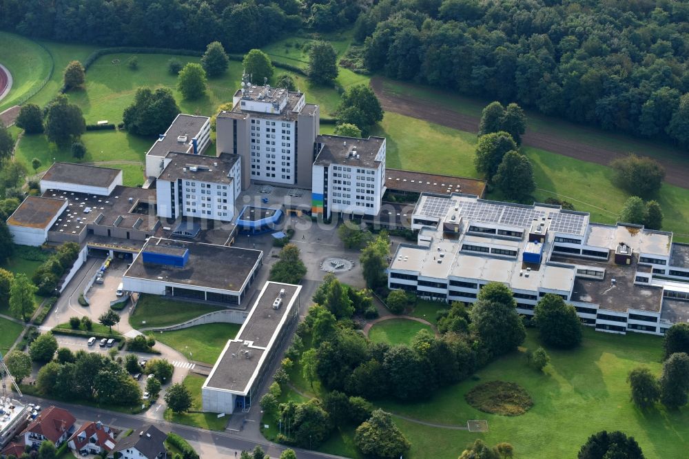 Luftaufnahme Vallendar - Gebäudekomplex der Berufsschule CJD Berufsförderungswerk Koblenz an der Sebastian-Kneipp-Straße in Vallendar im Bundesland Rheinland-Pfalz, Deutschland