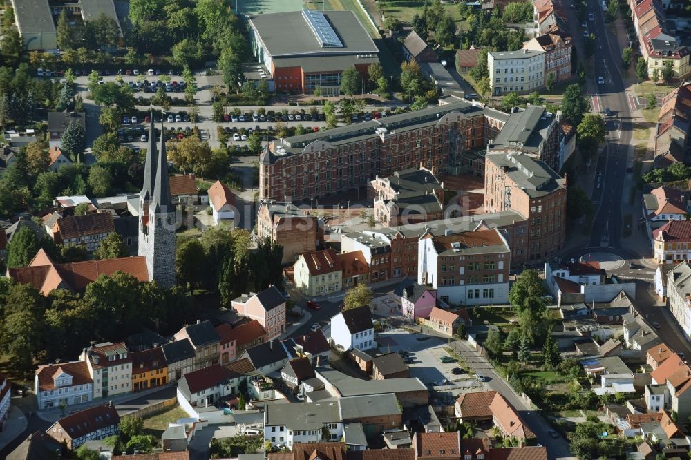 Burg aus der Vogelperspektive: Gebäudekomplex der Berufsschule “Conrad Tack” in Burg im Bundesland Sachsen-Anhalt