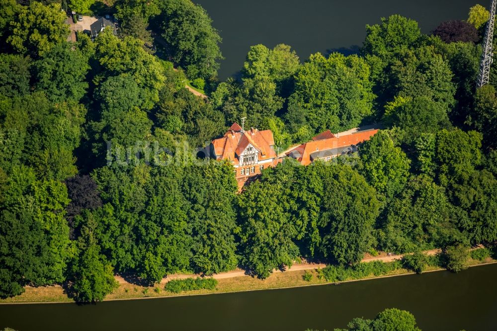 Lübeck von oben - Gebäudekomplex der Berufsschule der ehemaligen Seefahrtsschule an der Wallstraße am Kanal Trave in Lübeck im Bundesland Schleswig-Holstein