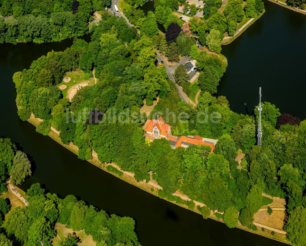 Lübeck aus der Vogelperspektive: Gebäudekomplex der Berufsschule der ehemaligen Seefahrtsschule an der Wallstraße am Kanal Trave in Lübeck im Bundesland Schleswig-Holstein